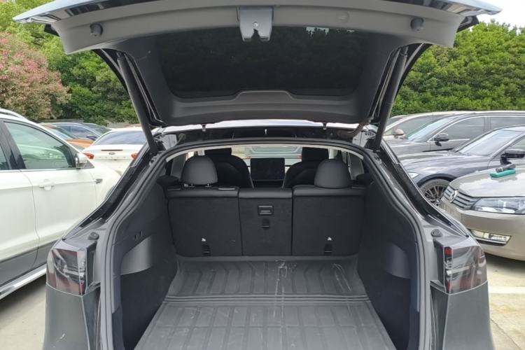 Used Tesla Model Y 2021 Long-Range All-Wheel-Drive Version Trunk