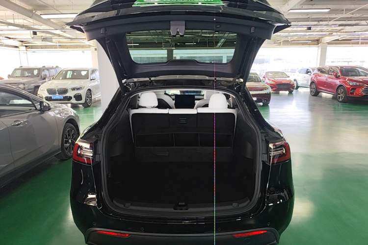 Used Tesla Model Y 2021 Long-Range All-Wheel-Drive Version 3D7 Trunk