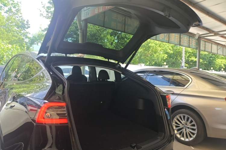Used Tesla Model Y 2021 Long-Range All-Wheel-Drive Version Trunk