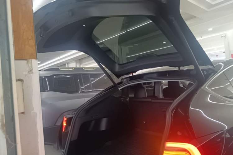 Used Tesla Model Y 2021 Standard Range Rear-Wheel Drive Version Trunk