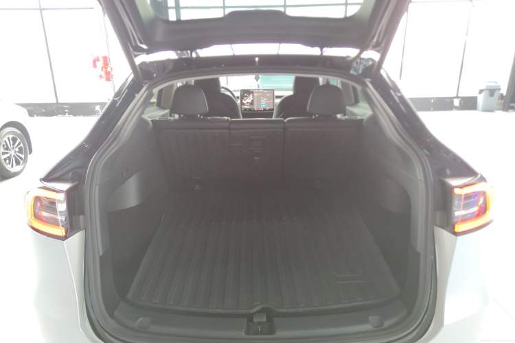 Used Tesla Model Y 2021 Standard Range Rear-Wheel Drive Version Trunk