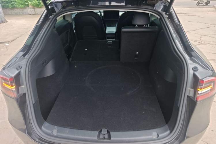 Used Tesla Model Y 2021 Standard Range Rear-Wheel Drive Version Trunk