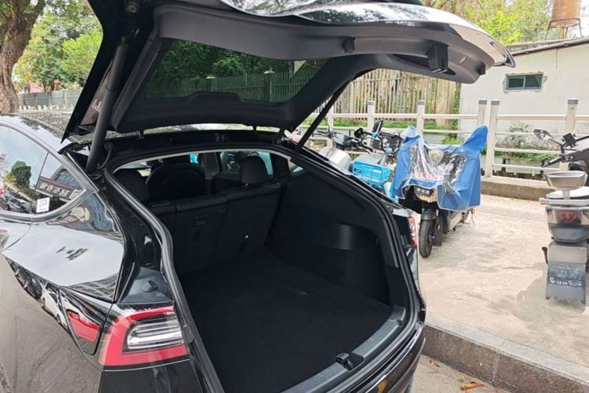 Used Tesla Model Y 2021 Long-Range All-Wheel-Drive Version 3D7 Trunk