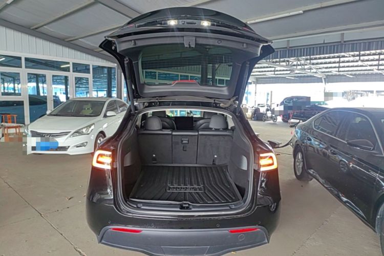 Used Tesla Model Y 2021 Standard Range Rear-Wheel Drive Version Trunk