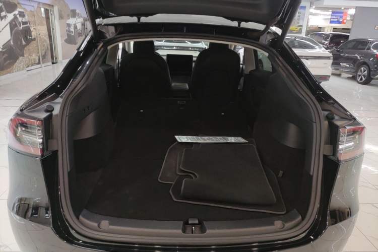 Used Tesla Model Y 2021 Long-Range All-Wheel-Drive Version 3D7 Trunk