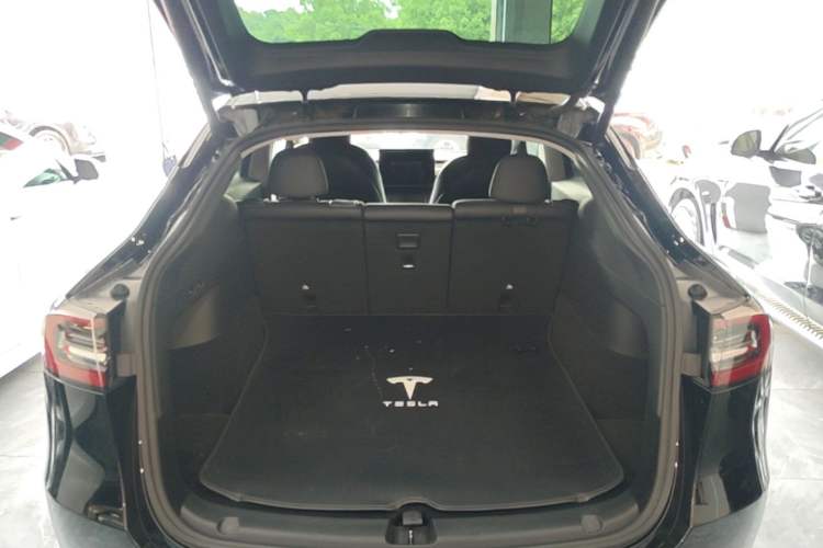 Used Tesla Model Y 2021 Long-Range All-Wheel-Drive Version 3D7 Trunk