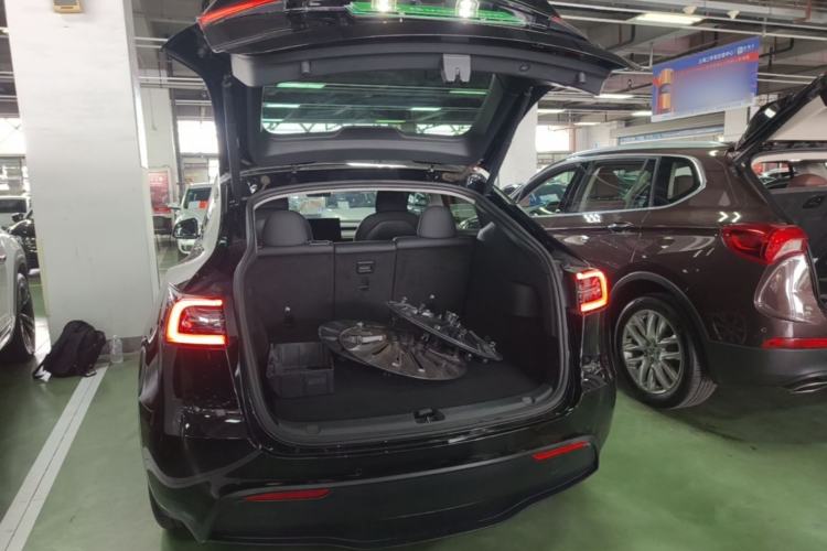 Used Tesla Model Y 2021 Long-Range All-Wheel-Drive Version Trunk