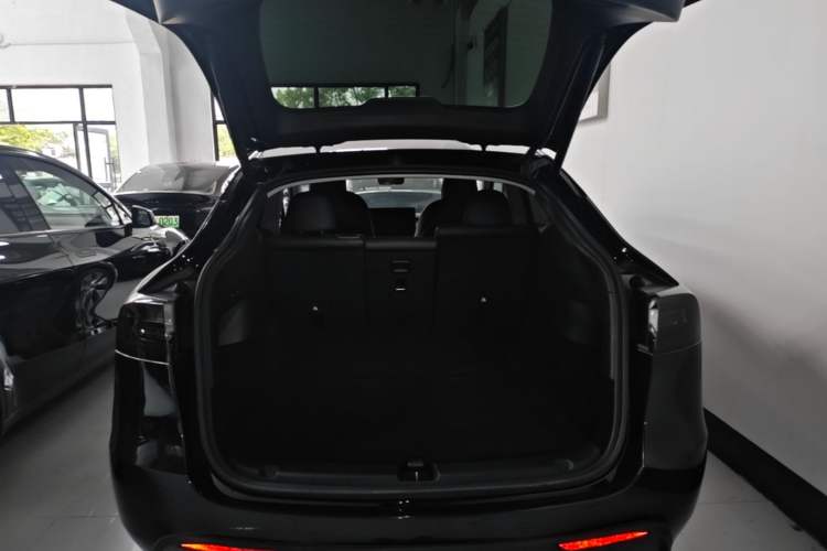 Used Tesla Model Y 2021 Long-Range All-Wheel-Drive Version Trunk