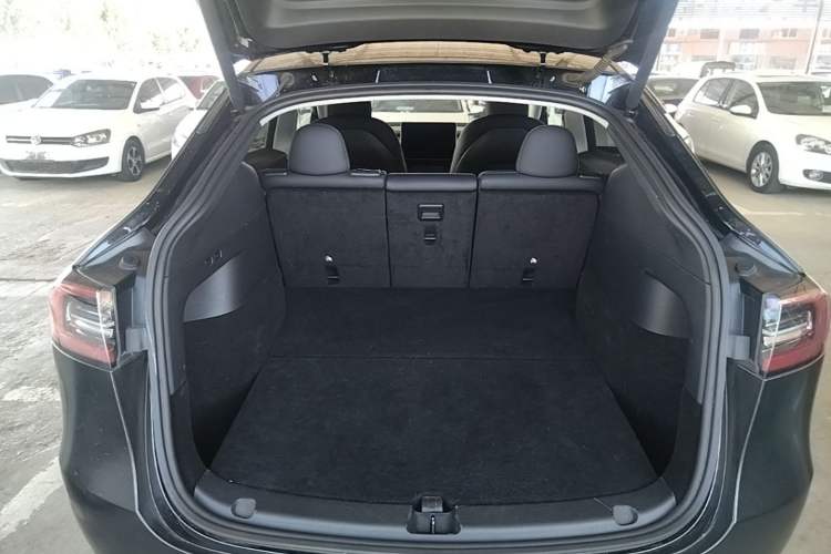 Used Tesla Model Y 2021 Standard Range Rear-Wheel Drive Version Trunk