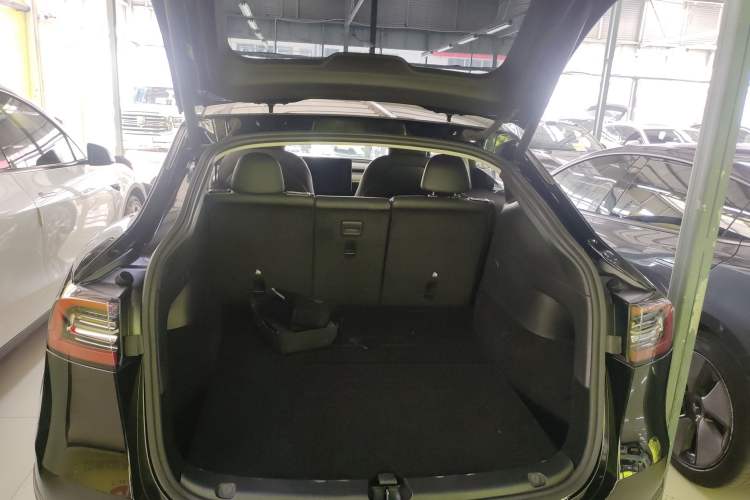 Used Tesla Model Y 2021 Standard Range Rear-Wheel Drive Version Trunk