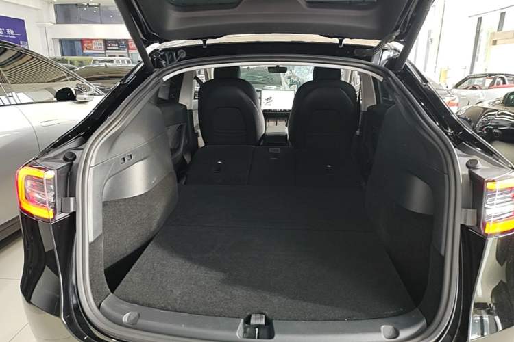 Used Tesla Model Y 2021 Long-Range All-Wheel-Drive Version 3D7 Trunk