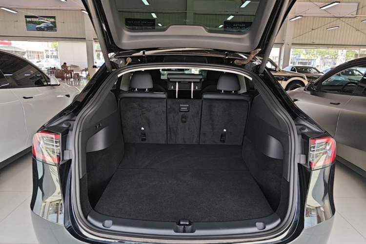 Used Tesla Model Y 2021 Standard Range Rear-Wheel Drive Version Trunk