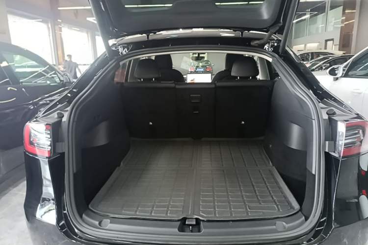 Used Tesla Model Y 2021 Standard Range Rear-Wheel Drive Version Trunk