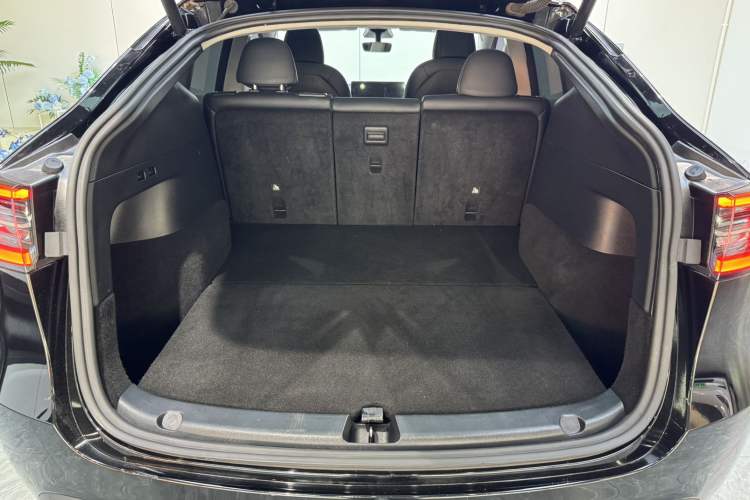 Used Tesla Model Y 2021 Standard Range Rear-Wheel Drive Version Trunk