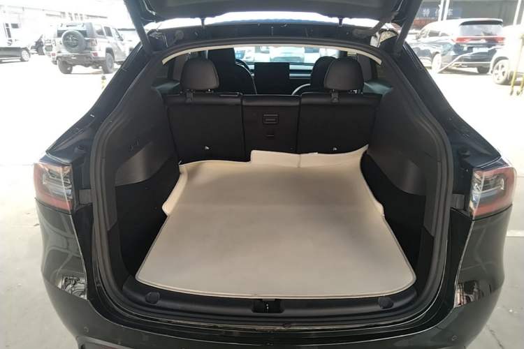 Used Tesla Model Y 2021 Standard Range Rear-Wheel Drive Version Trunk