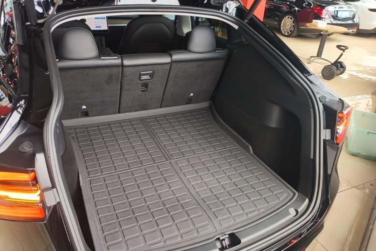 Used Tesla Model Y 2021 Standard Range Rear-Wheel Drive Version Trunk