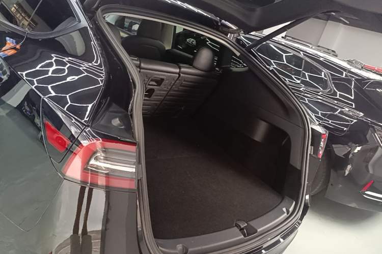 Used Tesla Model Y 2021 Standard Range Rear-Wheel Drive Version Trunk
