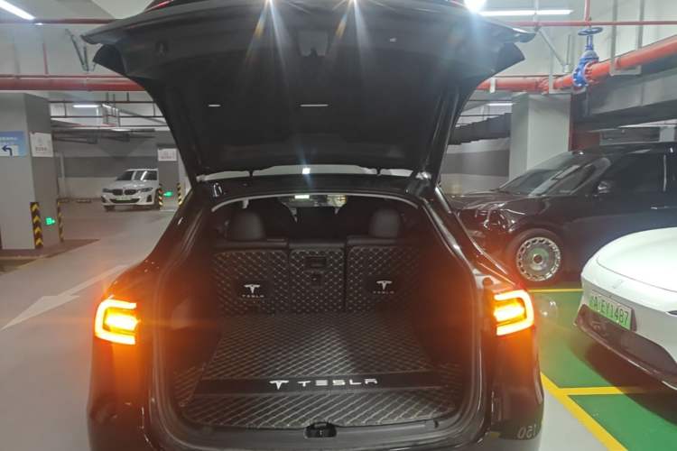 Used Tesla Model Y 2021 Long-Range All-Wheel-Drive Version 3D7 Trunk