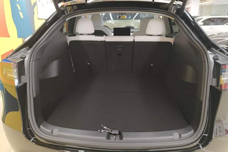 Used Tesla Model Y 2021 Standard Range Rear-Wheel Drive Version Trunk