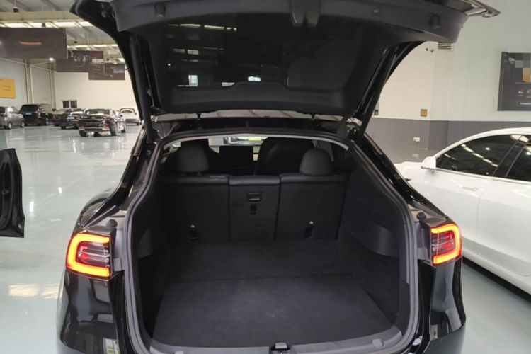 Used Tesla Model Y 2021 Standard Range Rear-Wheel Drive Version Trunk