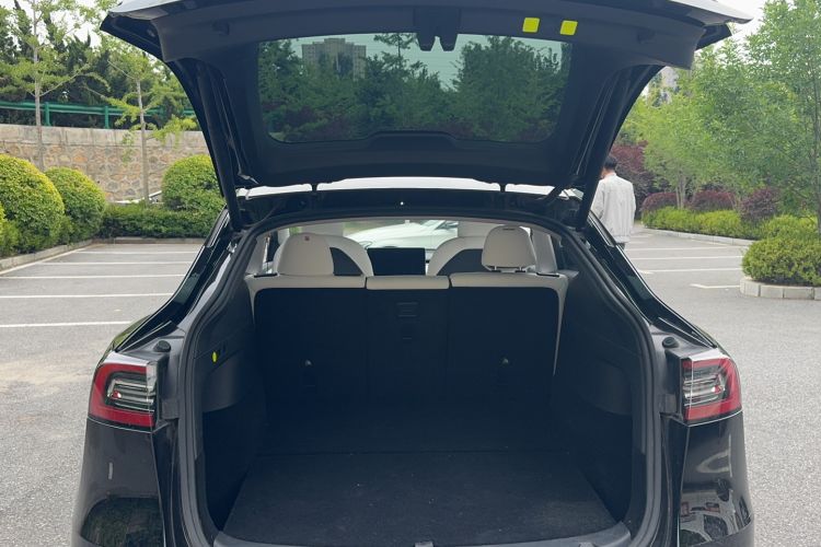 Used Tesla Model Y 2021 Standard Range Rear-Wheel Drive Version Trunk