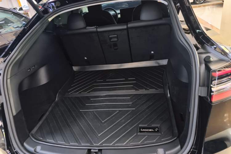 Used Tesla Model Y 2021 Standard Range Rear-Wheel Drive Version Trunk
