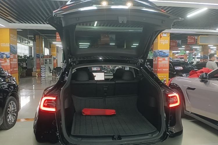 Used Tesla Model Y 2021 Long-Range All-Wheel-Drive Version Trunk