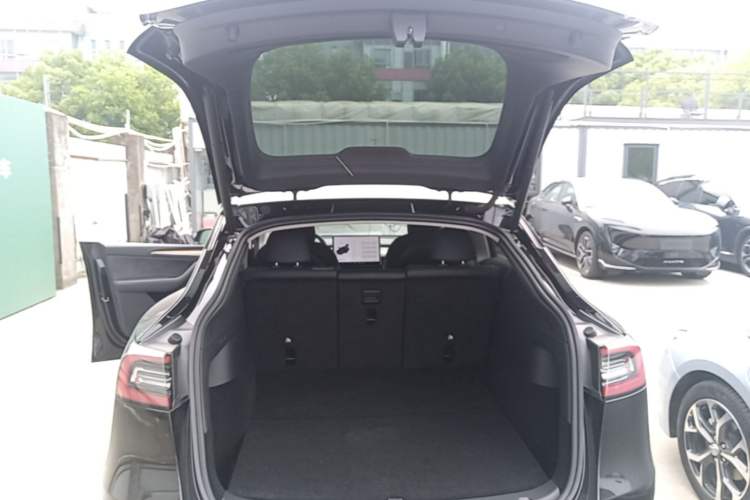 Used Tesla Model Y 2021 Long-Range All-Wheel-Drive Version Trunk