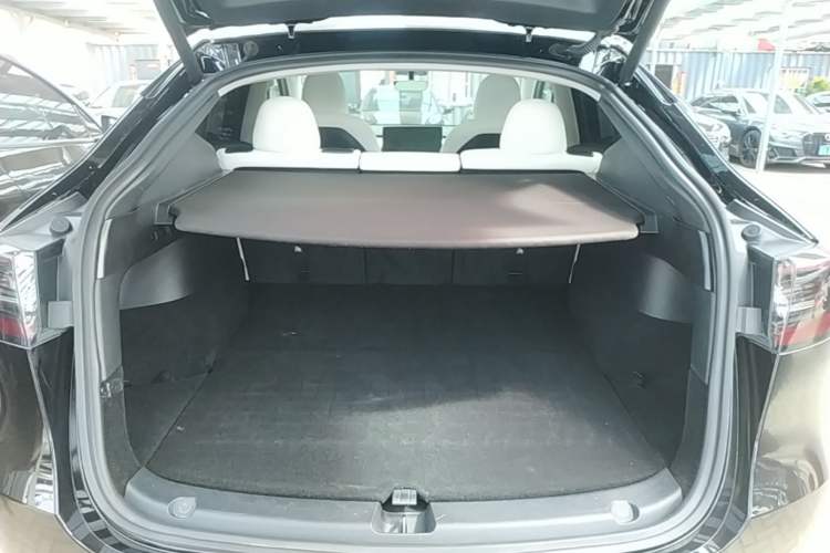 Used Tesla Model Y 2021 Standard Range Rear-Wheel Drive Version Trunk