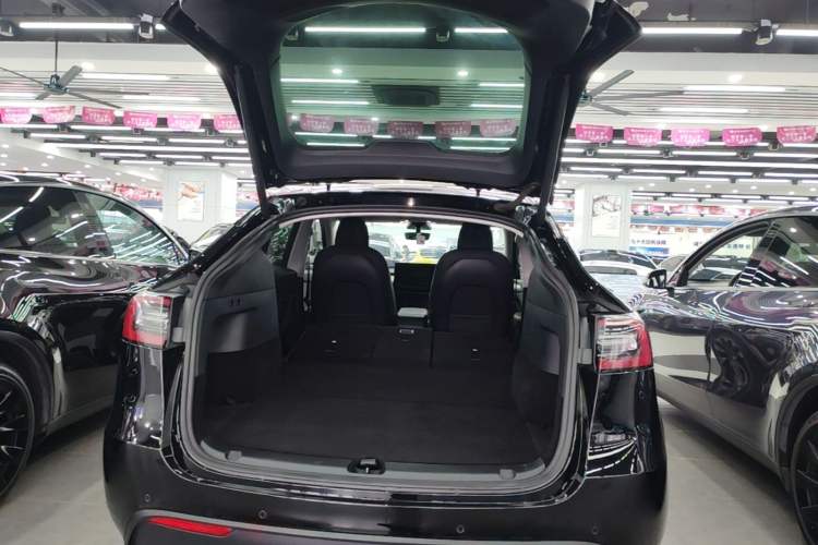 Used Tesla Model Y 2021 Standard Range Rear-Wheel Drive Version Trunk