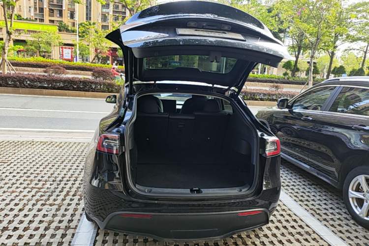 Used Tesla Model Y 2021 Standard Range Rear-Wheel Drive Version Trunk