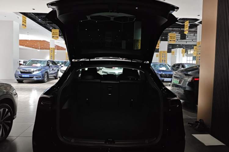 Used Tesla Model Y 2021 Standard Range Rear-Wheel Drive Version Trunk