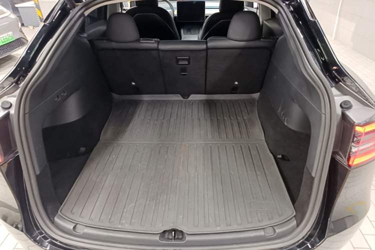 Used Tesla Model Y 2021 Long-Range All-Wheel-Drive Version Trunk
