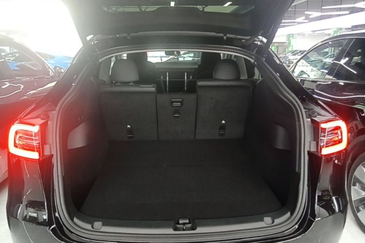 Used Tesla Model Y 2021 Standard Range Rear-Wheel Drive Version Trunk