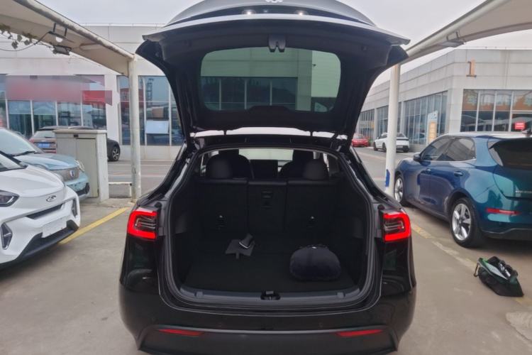 Used Tesla Model Y 2021 Standard Range Rear-Wheel Drive Version Trunk