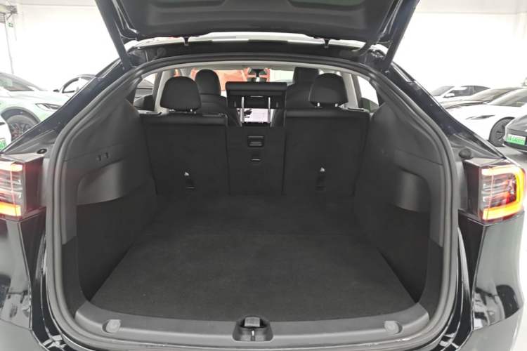 Used Tesla Model Y 2021 Long-Range All-Wheel-Drive Version Trunk