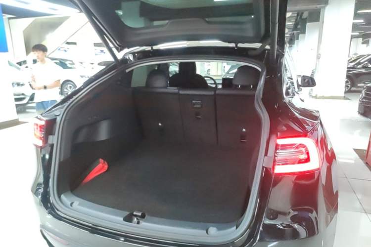 Used Tesla Model Y 2021 Standard Range Rear-Wheel Drive Version Trunk