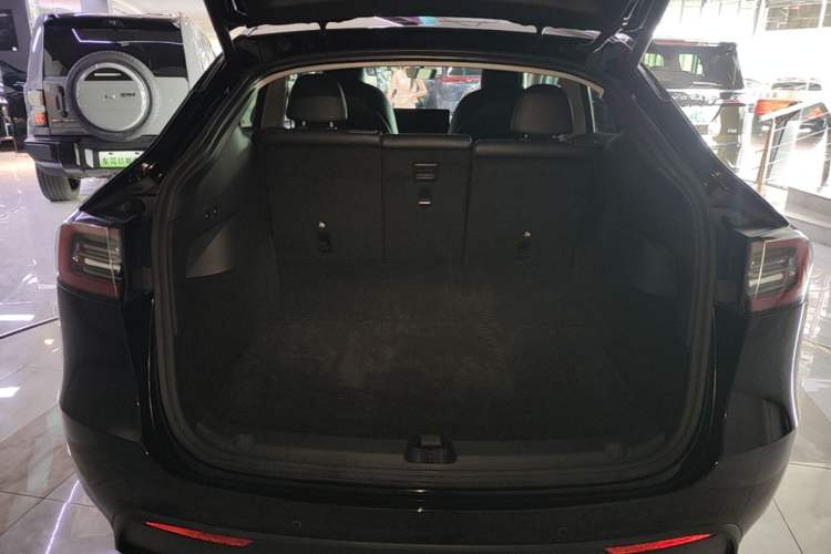 Used Tesla Model Y 2021 Standard Range Rear-Wheel Drive Version Trunk