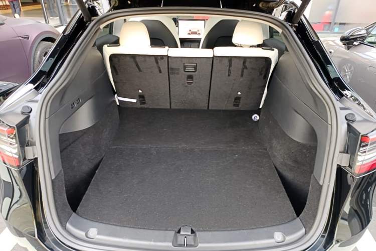 Used Tesla Model Y 2021 Standard Range Rear-Wheel Drive Version Trunk