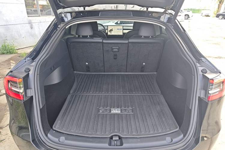 Used Tesla Model Y 2021 Standard Range Rear-Wheel Drive Version Trunk