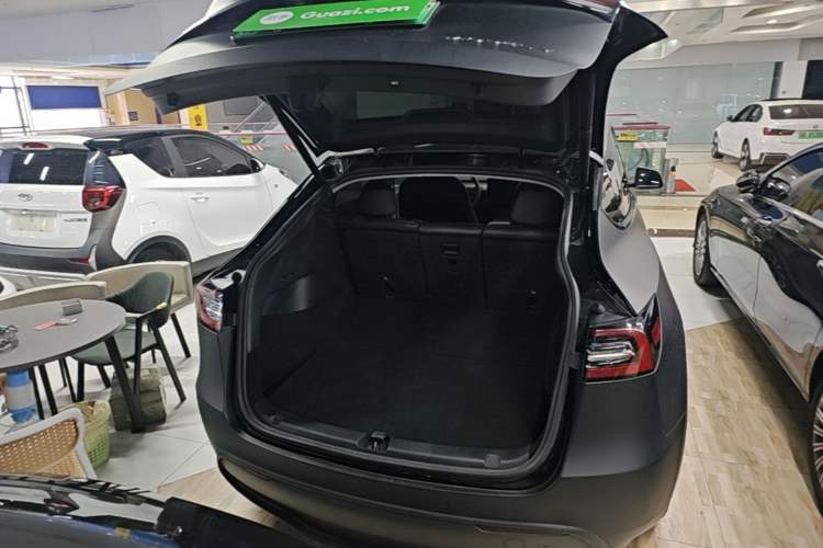 Used Tesla Model Y 2021 Standard Range Rear-Wheel Drive Version Trunk