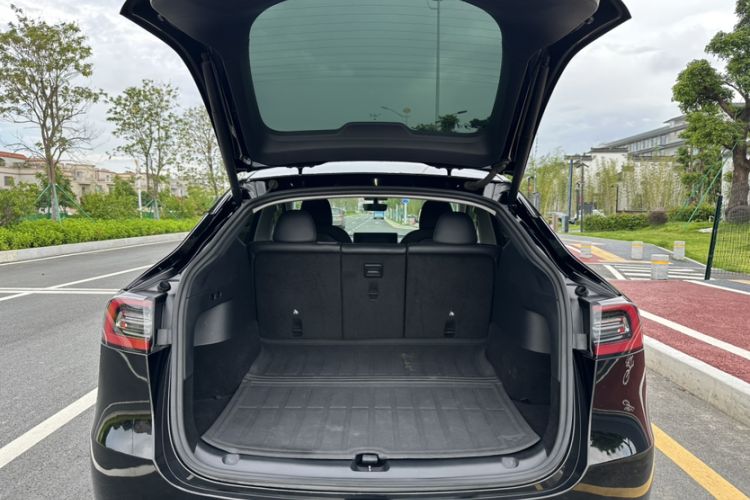 Used Tesla Model Y 2021 Standard Range Rear-Wheel Drive Version Trunk