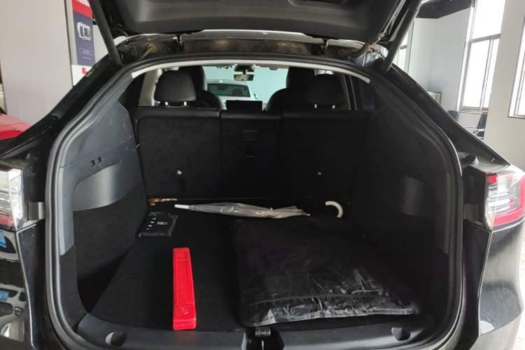 Used Tesla Model Y 2021 Standard Range Rear-Wheel Drive Version Trunk