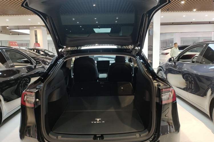 Used Tesla Model Y 2021 Standard Range Rear-Wheel Drive Version Trunk