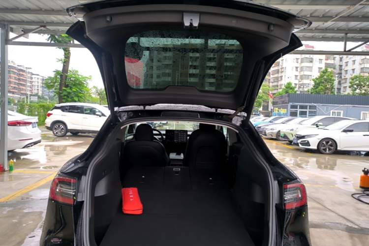 Used Tesla Model Y 2021 Standard Range Rear-Wheel Drive Version Trunk