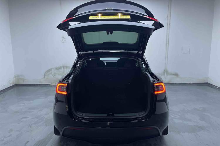 Used Tesla Model Y 2021 Standard Range Rear-Wheel Drive Version Trunk
