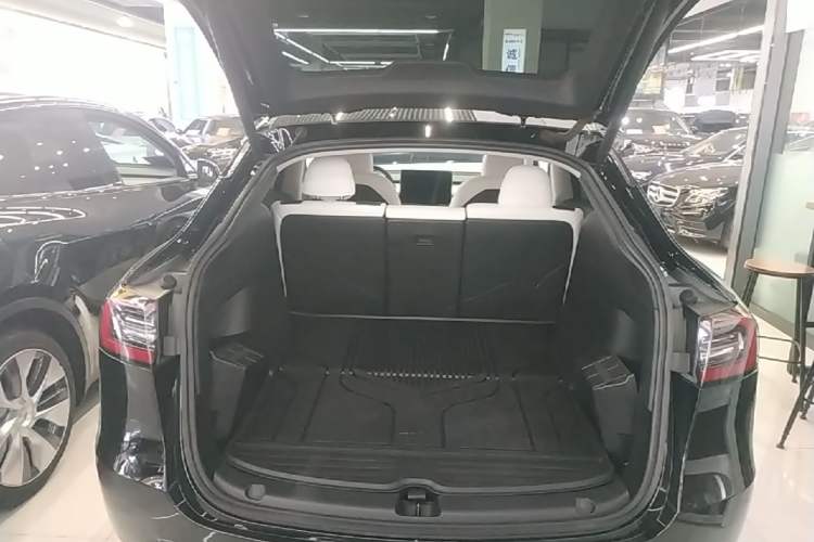Used Tesla Model Y 2021 Long-Range All-Wheel-Drive Version 3D7 Trunk
