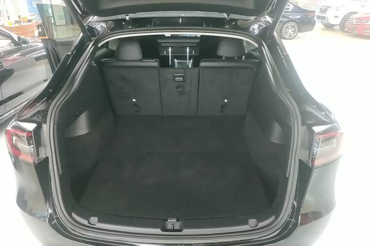Used Tesla Model Y 2021 Standard Range Rear-Wheel Drive Version Trunk