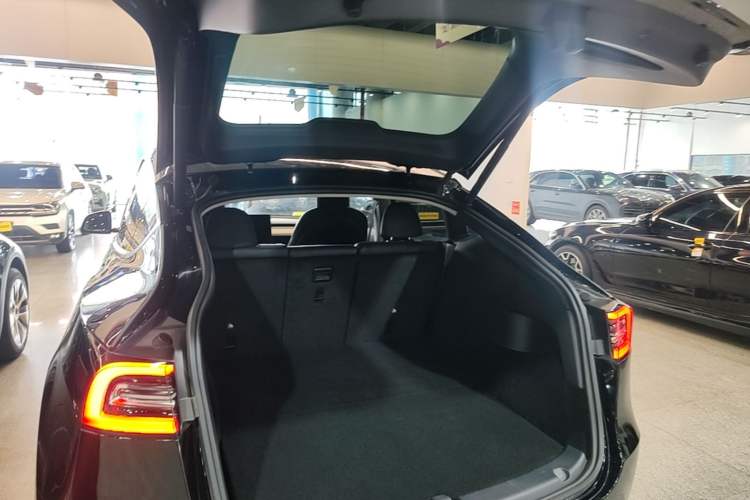 Used Tesla Model Y 2021 Long-Range All-Wheel-Drive Version Trunk