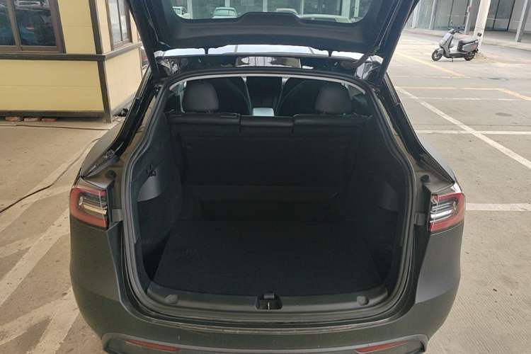 Used Tesla Model Y 2021 Standard Range Rear-Wheel Drive Version Trunk
